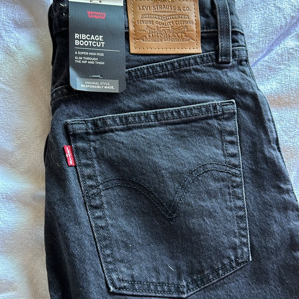 NWT LEVI RIBCAGE BOOTCUT BLK